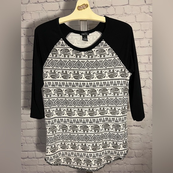 Rue21 Tops - Rue 21 Black & White Elephants 3/4 Sleeve Top. Size Medium. Excellent Condition.